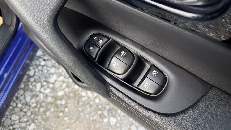 Nissan Qashqai 1.3 DiG-T Acenta Premium 5dr Petrol Hatchback - Image 30