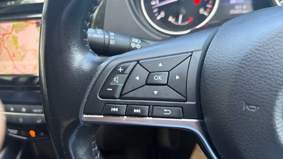 Nissan Qashqai 1.3 DiG-T Acenta Premium 5dr Petrol Hatchback - Image 33