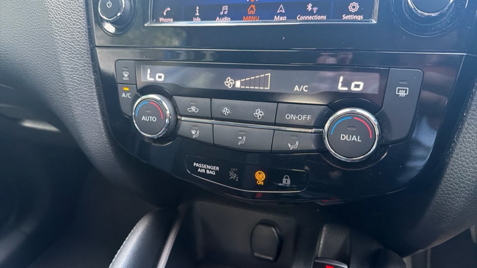 Nissan Qashqai 1.3 DiG-T Acenta Premium 5dr Petrol Hatchback - Image 39