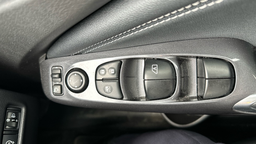 Nissan Juke 1.0 DiG-T 114 N-Connecta 5dr DCT Petrol Hatchback - Image 27