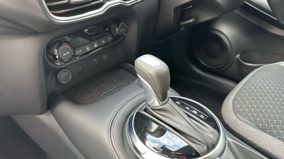 Nissan Juke 1.6 Hybrid N-Connecta 5dr Auto Hybrid Hatchback - Image 13