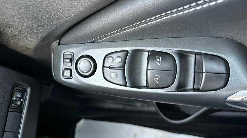 Nissan Juke 1.6 Hybrid N-Connecta 5dr Auto [Revised] Hybrid Hatchback - Image 29