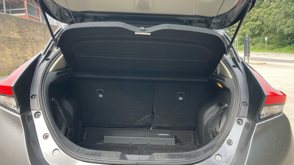 Nissan LEAF 110kW Tekna 40kWh 5dr Auto Electric Hatchback - Image 4