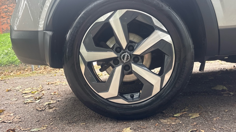 Nissan Qashqai 1.3 DiG-T MH N-Connecta 5dr Petrol Hatchback - Image 7