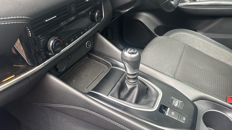 Nissan Qashqai 1.3 DiG-T MH N-Connecta 5dr Petrol Hatchback - Image 13