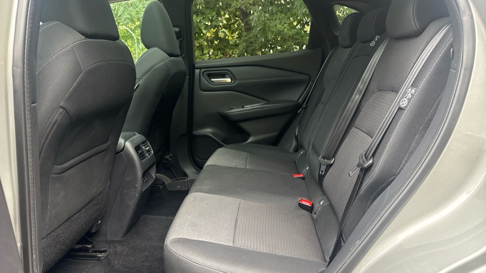 Nissan Qashqai 1.3 DiG-T MH N-Connecta 5dr Petrol Hatchback - Image 16