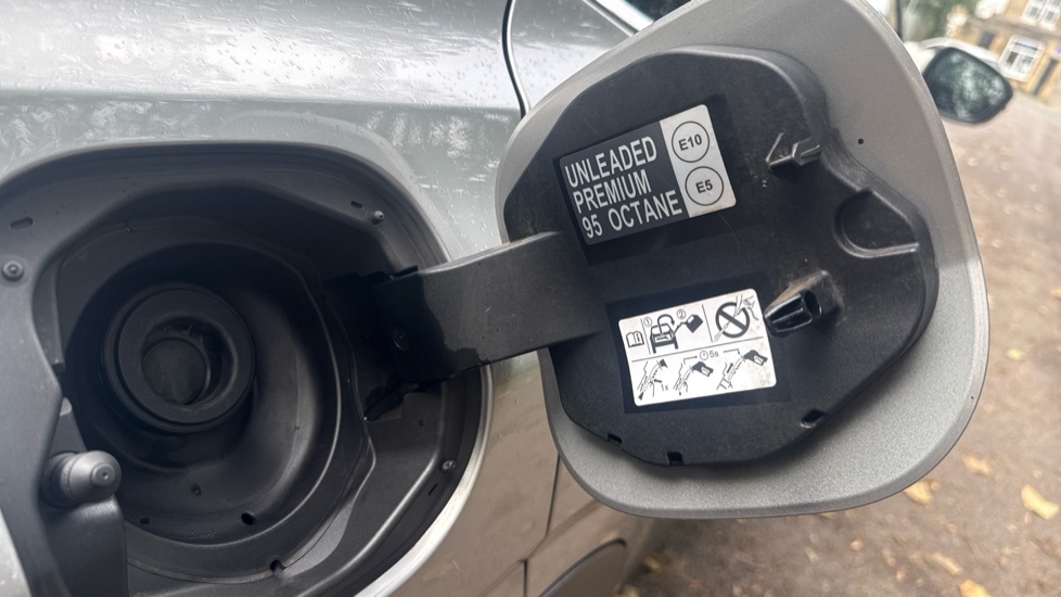 Nissan Qashqai 1.3 DiG-T MH N-Connecta 5dr Petrol Hatchback - Image 21