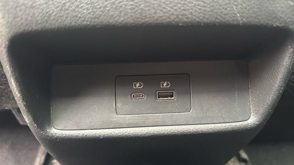 Nissan Qashqai 1.3 DiG-T MH N-Connecta 5dr Petrol Hatchback - Image 23