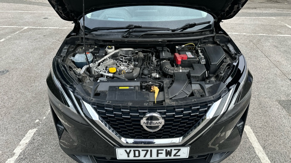Nissan Qashqai 1.3 DiG-T MH Premiere Edition 5dr Petrol Hatchback - Image 8