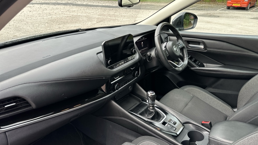 Nissan Qashqai 1.3 DiG-T MH Premiere Edition 5dr Petrol Hatchback - Image 9