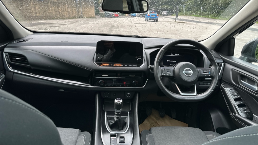 Nissan Qashqai 1.3 DiG-T MH Premiere Edition 5dr Petrol Hatchback - Image 10