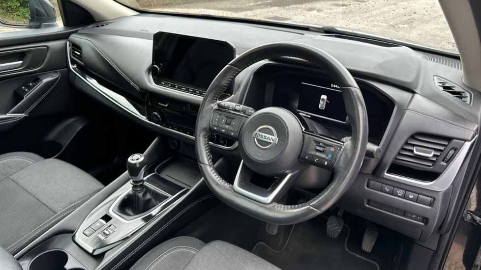 Nissan Qashqai 1.3 DiG-T MH Premiere Edition 5dr Petrol Hatchback - Image 11