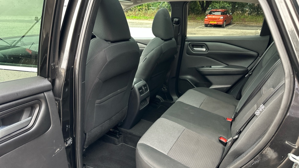 Nissan Qashqai 1.3 DiG-T MH Premiere Edition 5dr Petrol Hatchback - Image 16