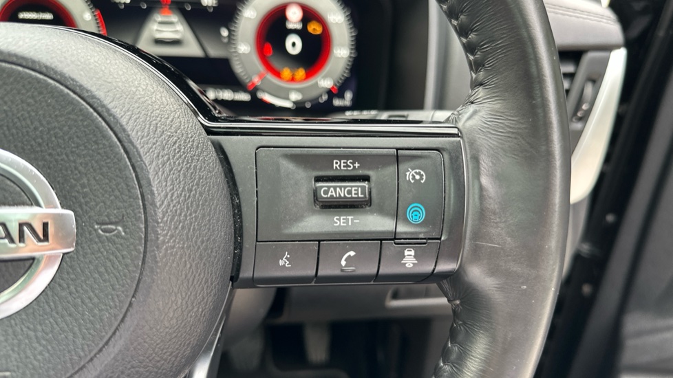 Nissan Qashqai 1.3 DiG-T MH Premiere Edition 5dr Petrol Hatchback - Image 23