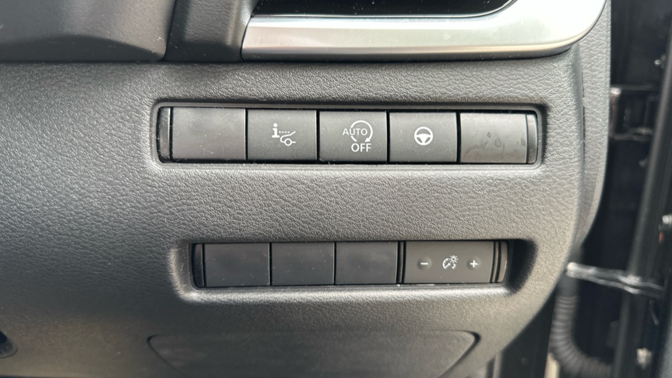 Nissan Qashqai 1.3 DiG-T MH Premiere Edition 5dr Petrol Hatchback - Image 26