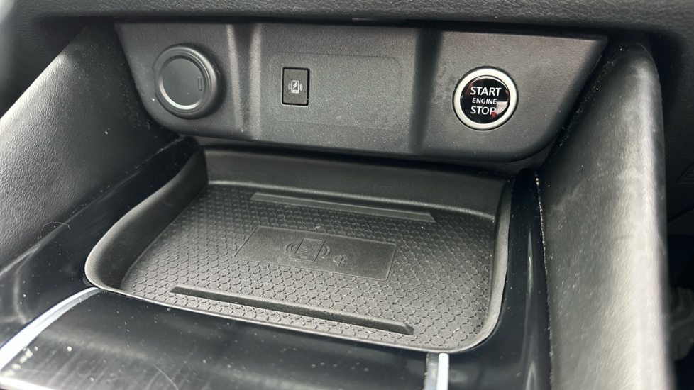Nissan Qashqai 1.3 DiG-T MH Premiere Edition 5dr Petrol Hatchback - Image 32