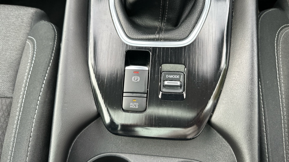 Nissan Qashqai 1.3 DiG-T MH Premiere Edition 5dr Petrol Hatchback - Image 33