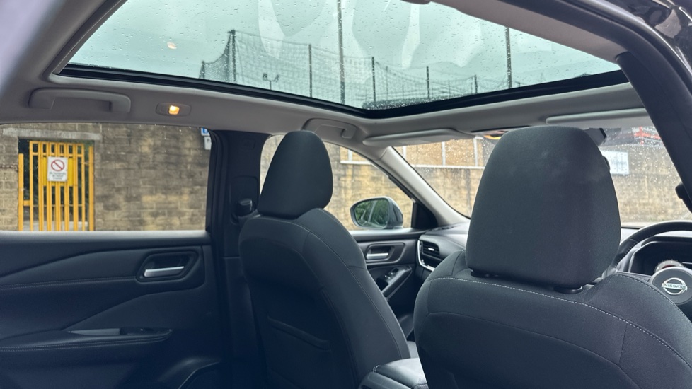 Nissan Qashqai 1.3 DiG-T MH Premiere Edition 5dr Petrol Hatchback - Image 39