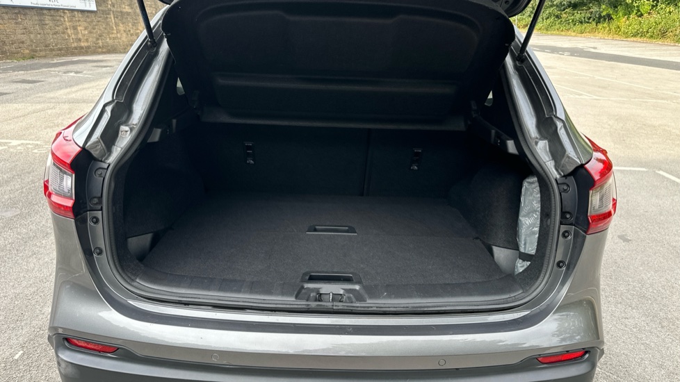 Nissan Qashqai 1.5 dCi 115 N-Connecta 5dr Diesel Hatchback - Image 4