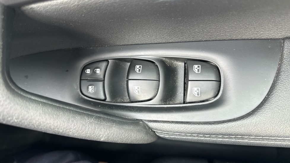 Nissan Qashqai 1.5 dCi 115 N-Connecta 5dr Diesel Hatchback - Image 27