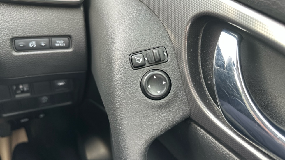 Nissan Qashqai 1.5 dCi 115 N-Connecta 5dr Diesel Hatchback - Image 28