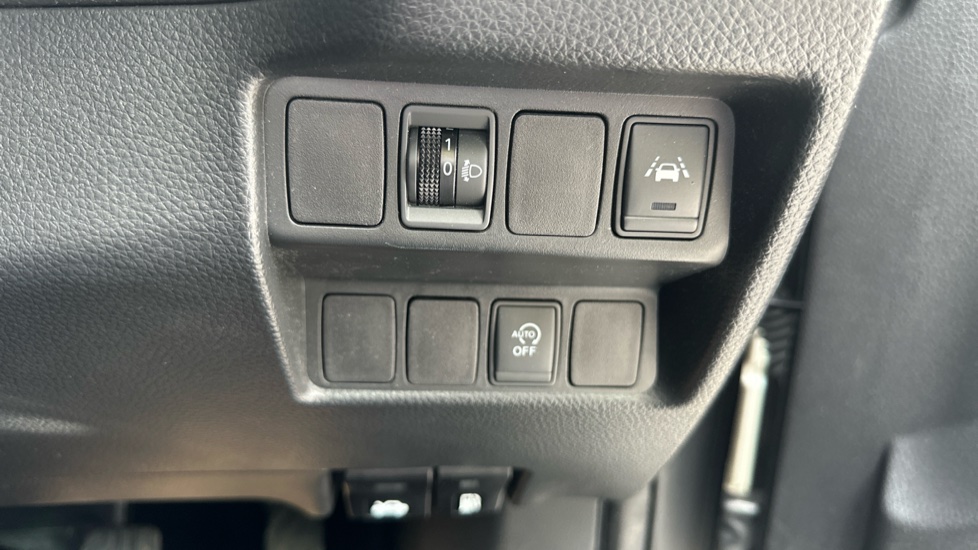 Nissan Qashqai 1.5 dCi 115 N-Connecta 5dr Diesel Hatchback - Image 29