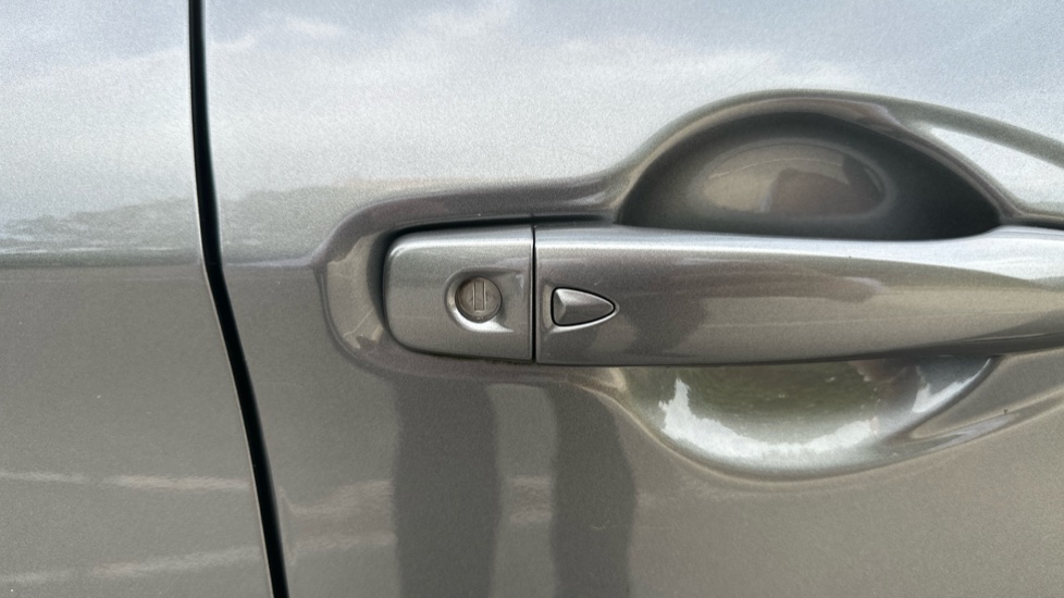 Nissan Qashqai 1.5 dCi 115 N-Connecta 5dr Diesel Hatchback - Image 32