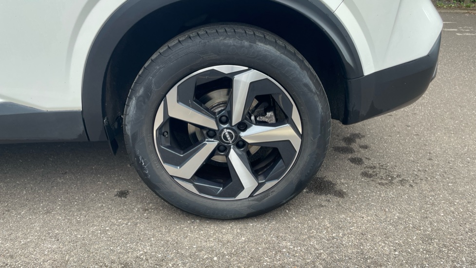 Nissan Qashqai 1.3 DiG-T MH 158 N-Connecta 5dr Xtronic Petrol Hatchback - Image 34