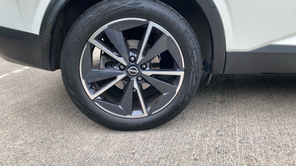 Nissan Qashqai 1.3 DiG-T MH Tekna 5dr Petrol Hatchback - Image 28