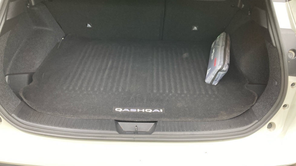 Nissan Qashqai 1.3 DiG-T MH Tekna 5dr Petrol Hatchback - Image 41
