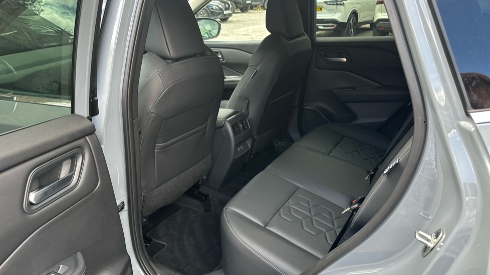 Nissan Qashqai 1.3 DiG-T MH 158 Tekna 5dr Petrol Hatchback - Image 16