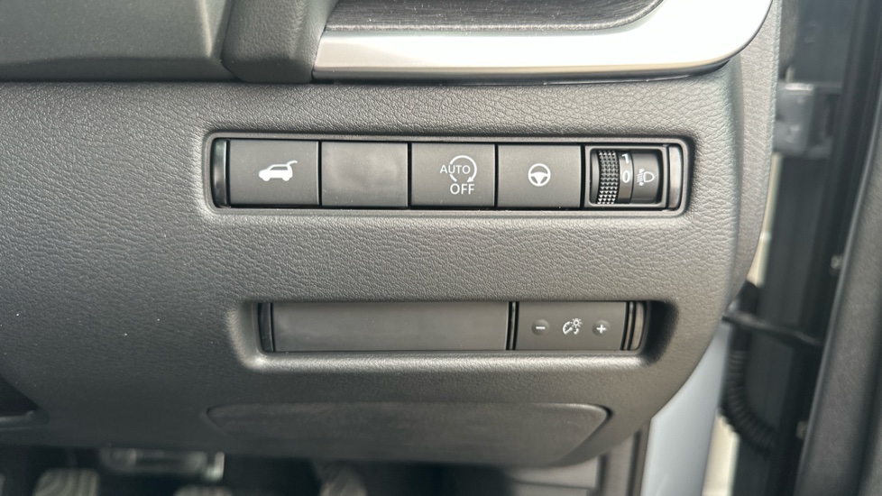 Nissan Qashqai 1.3 DiG-T MH 158 Tekna 5dr Petrol Hatchback - Image 32