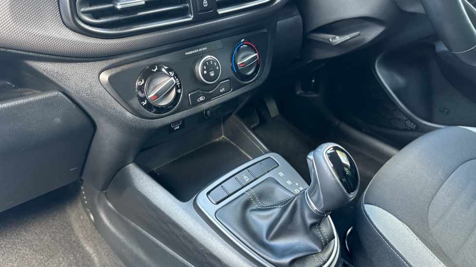 Hyundai i10 1.2 MPi SE Connect 5dr Auto Petrol Hatchback - Image 13