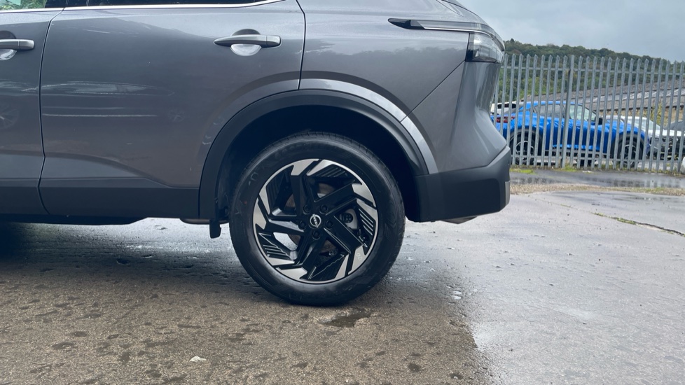 Nissan Qashqai 1.3 DiG-T MH N-Connecta 5dr Petrol Hatchback - Image 7