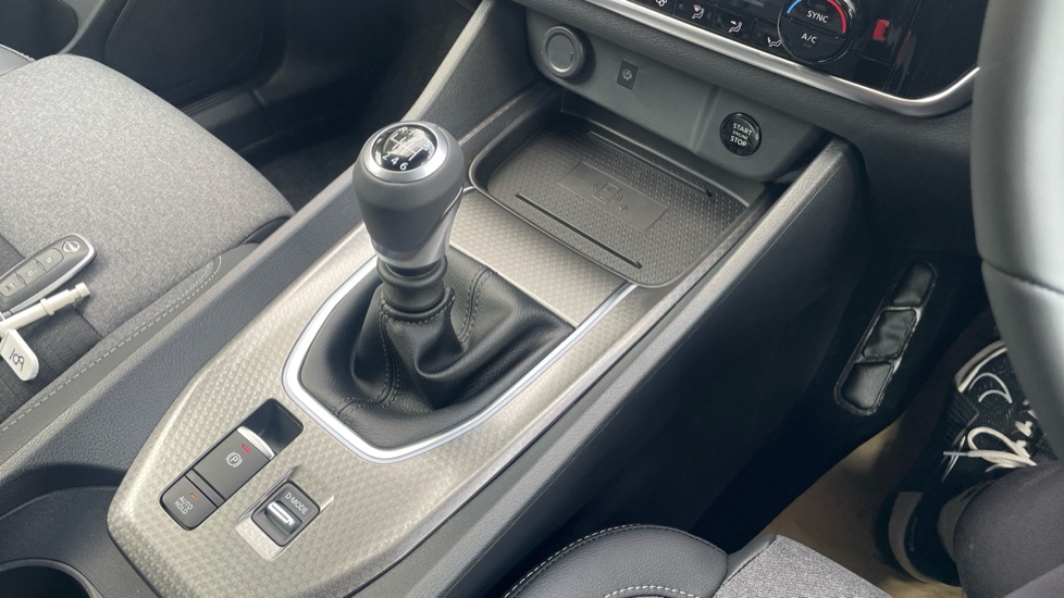 Nissan Qashqai 1.3 DiG-T MH N-Connecta 5dr Petrol Hatchback - Image 13