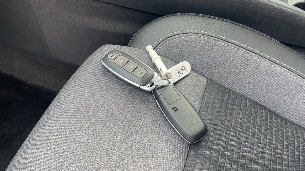 Nissan Qashqai 1.3 DiG-T MH N-Connecta 5dr Petrol Hatchback - Image 20