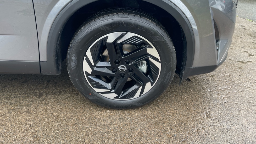 Nissan Qashqai 1.3 DiG-T MH N-Connecta 5dr Petrol Hatchback - Image 23