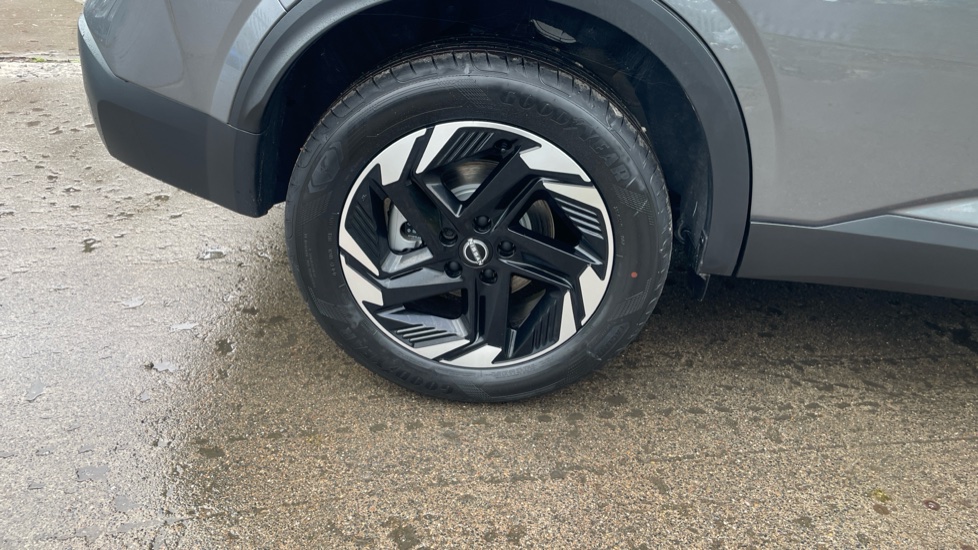 Nissan Qashqai 1.3 DiG-T MH N-Connecta 5dr Petrol Hatchback - Image 24