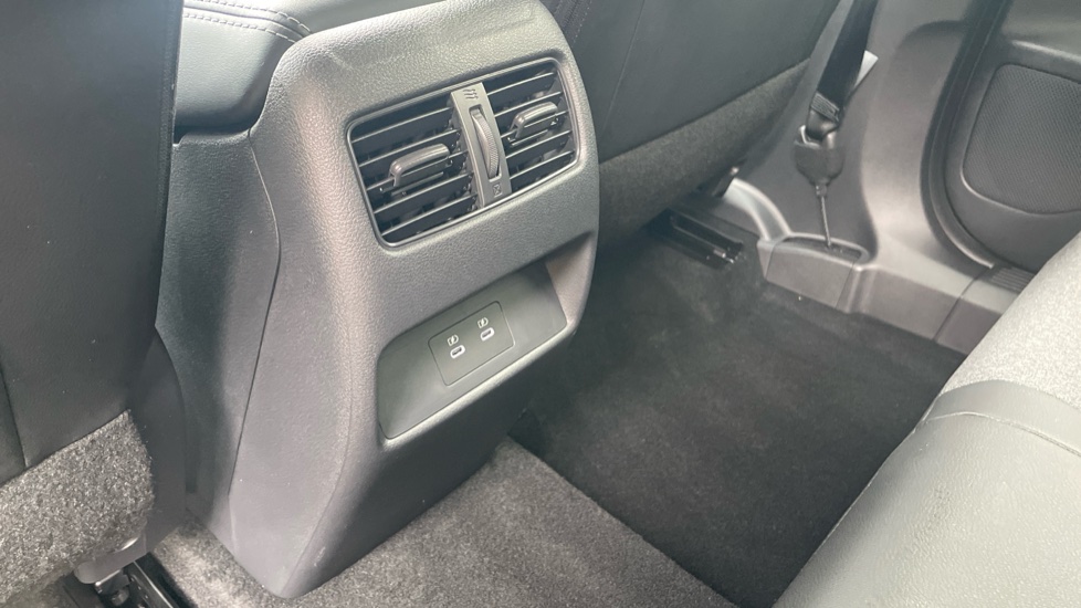 Nissan Qashqai 1.3 DiG-T MH N-Connecta 5dr Petrol Hatchback - Image 27