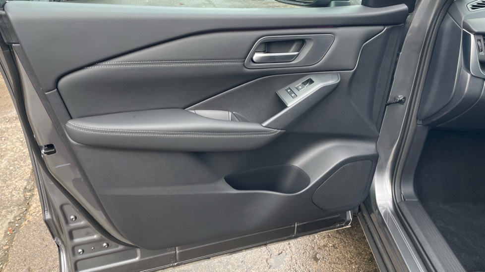 Nissan Qashqai 1.3 DiG-T MH N-Connecta 5dr Petrol Hatchback - Image 29