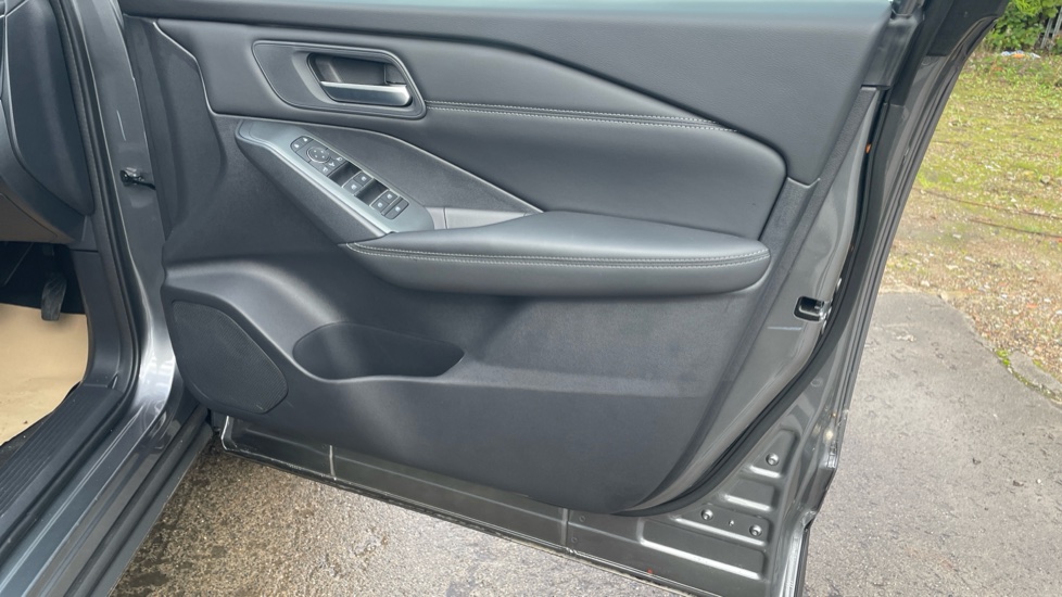 Nissan Qashqai 1.3 DiG-T MH N-Connecta 5dr Petrol Hatchback - Image 36