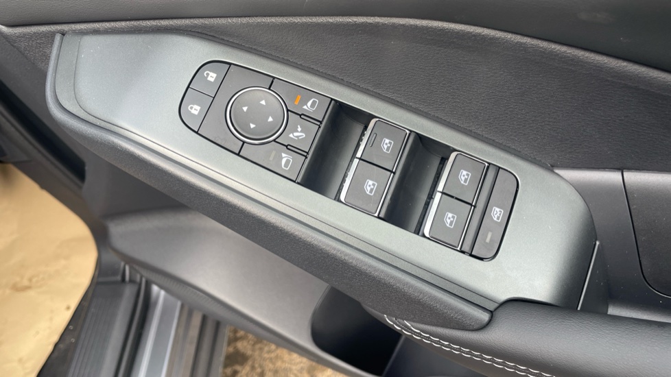 Nissan Qashqai 1.3 DiG-T MH N-Connecta 5dr Petrol Hatchback - Image 37