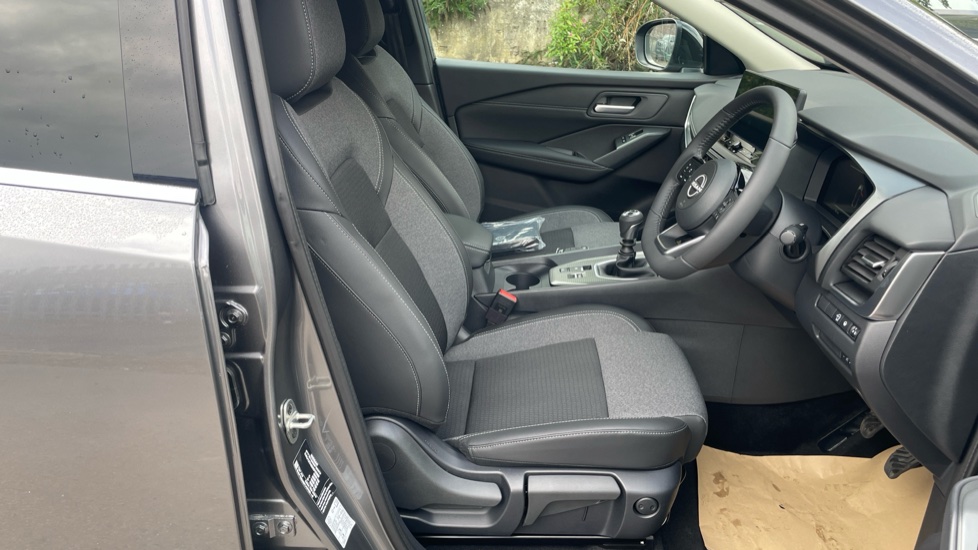 Nissan Qashqai 1.3 DiG-T MH N-Connecta 5dr Petrol Hatchback - Image 38