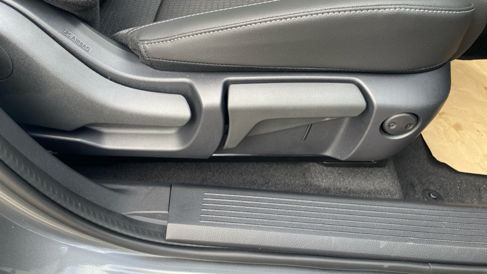 Nissan Qashqai 1.3 DiG-T MH N-Connecta 5dr Petrol Hatchback - Image 39