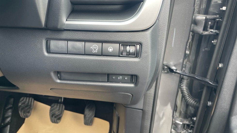 Nissan Qashqai 1.3 DiG-T MH N-Connecta 5dr Petrol Hatchback - Image 40