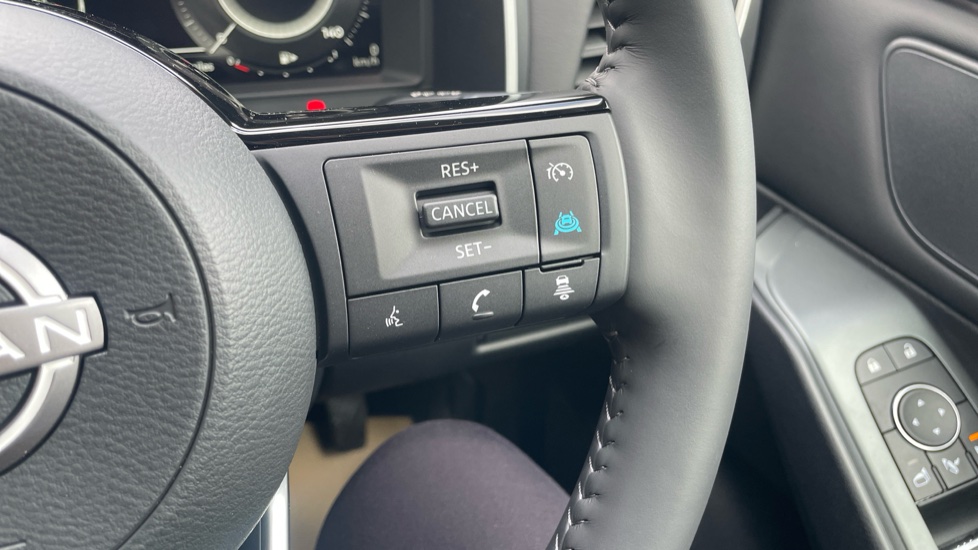 Nissan Qashqai 1.3 DiG-T MH N-Connecta 5dr Petrol Hatchback - Image 42