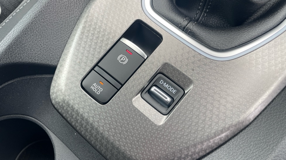 Nissan Qashqai 1.3 DiG-T MH N-Connecta 5dr Petrol Hatchback - Image 49
