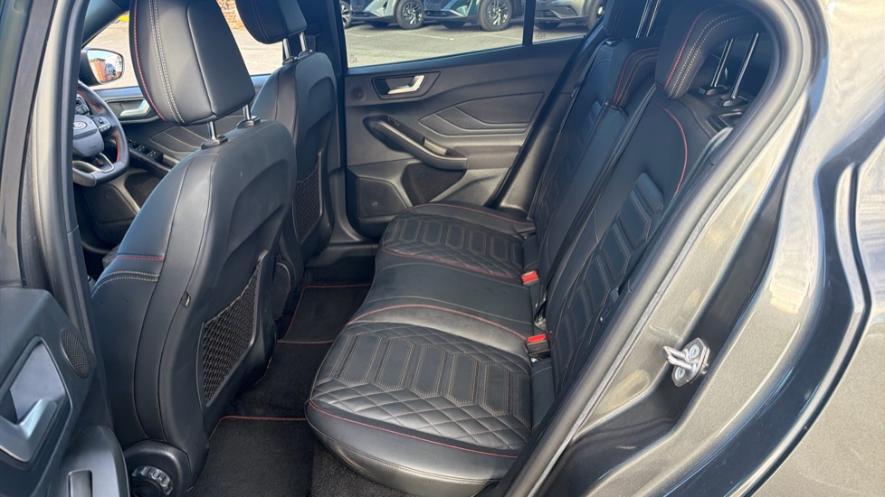 Ford Focus 1.0 EcoBoost Hybrid mHEV ST-Line X 5dr Petrol Hatchback - Image 16