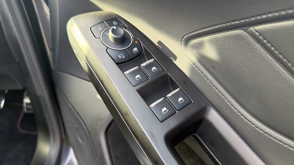 Ford Focus 1.0 EcoBoost Hybrid mHEV ST-Line X 5dr Petrol Hatchback - Image 27
