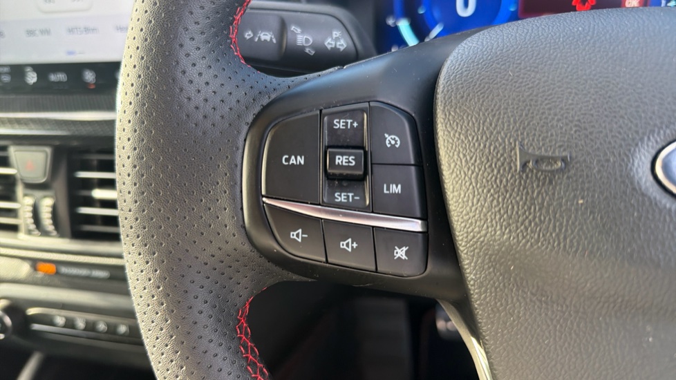 Ford Focus 1.0 EcoBoost Hybrid mHEV ST-Line X 5dr Petrol Hatchback - Image 28